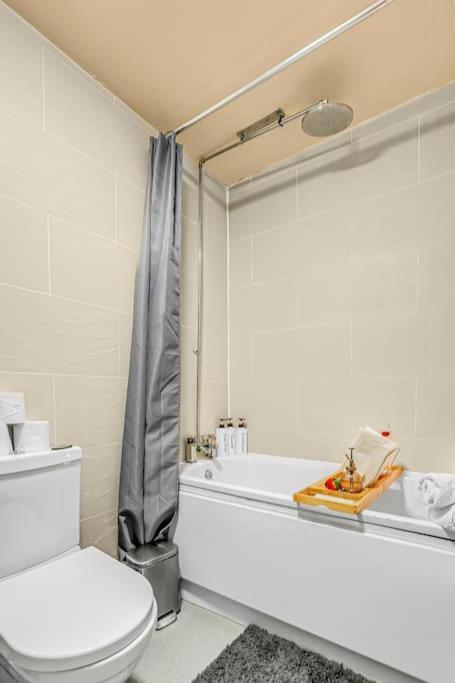 Serene With Garden View - Cozy Retreat For Couples & Solo Travellers Apartamento *