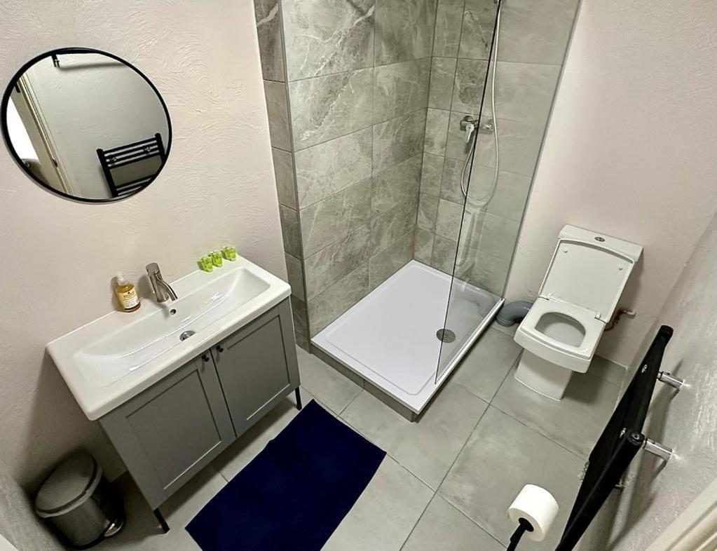Flat 3 In Aldgate Apartment *