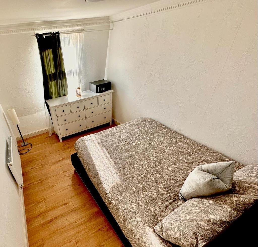 Flat 3 In Aldgate Apartment London