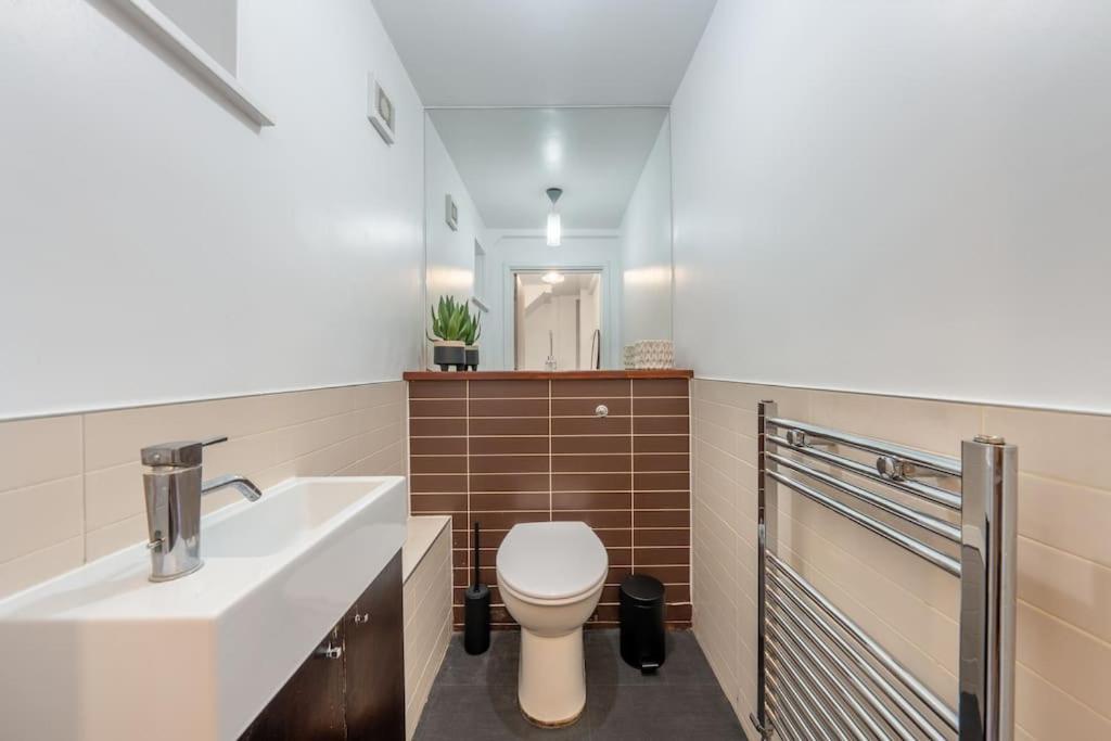 4 Beds - Tooting - 20 Min To - Free Parking Ferienhaus