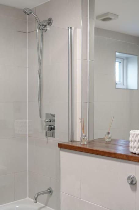 4 Beds - Tooting - 20 Min To - Free Parking Ferienhaus *