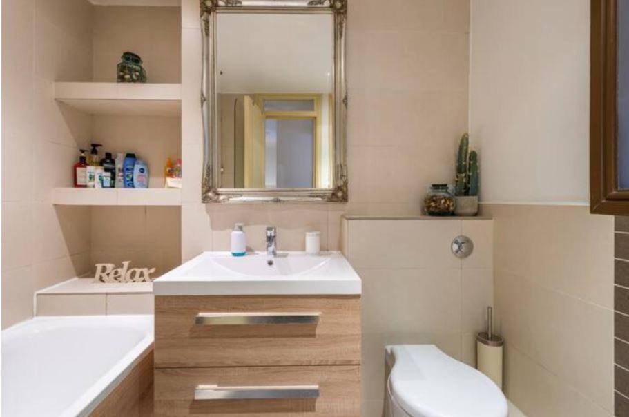 Super Beautiful Three Bedroom Apartment London