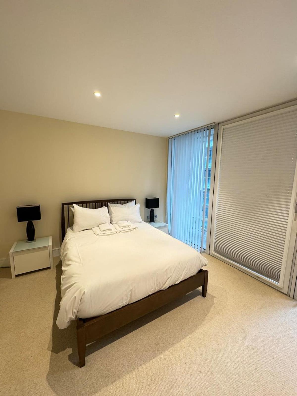 Contemporary 2bd Flat Wbalcony Canary Wharf! Apartment London