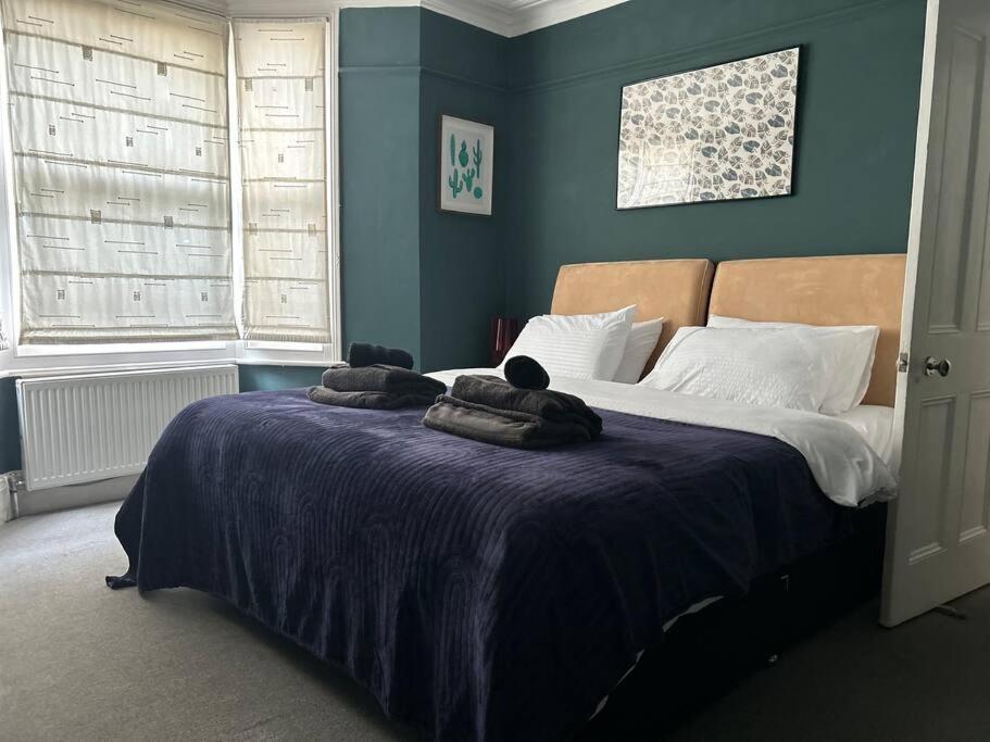 Apartment 2 Bedrooms With Private Garden Walking Distance To Underground Ideal For Families