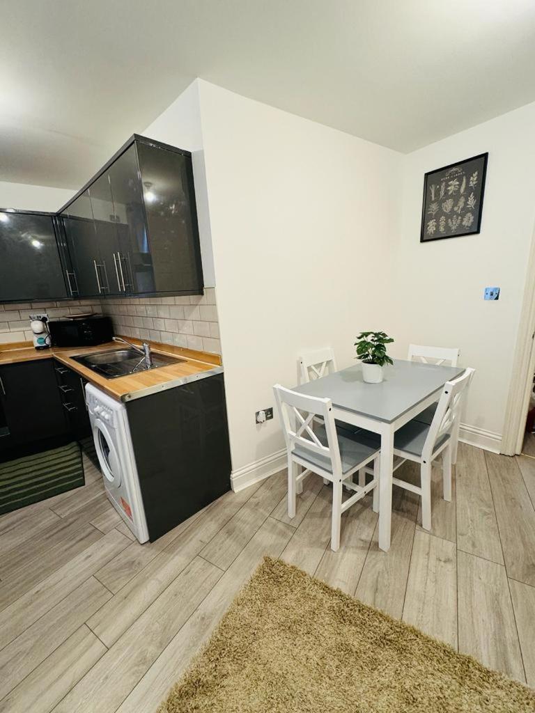 Willesden J Guest 4 *