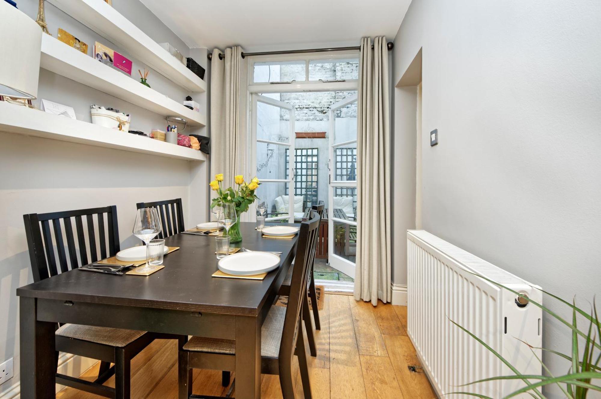 Spacious Pimlico By Underthedoormat *
