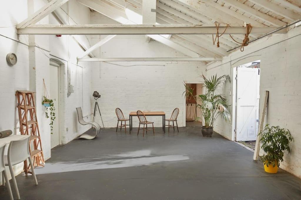 Warehouse Flat East * Londen