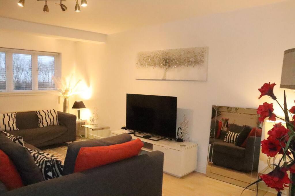 Skyline Haven - Modern 2B, Parking, Wifi & 4Ktv *