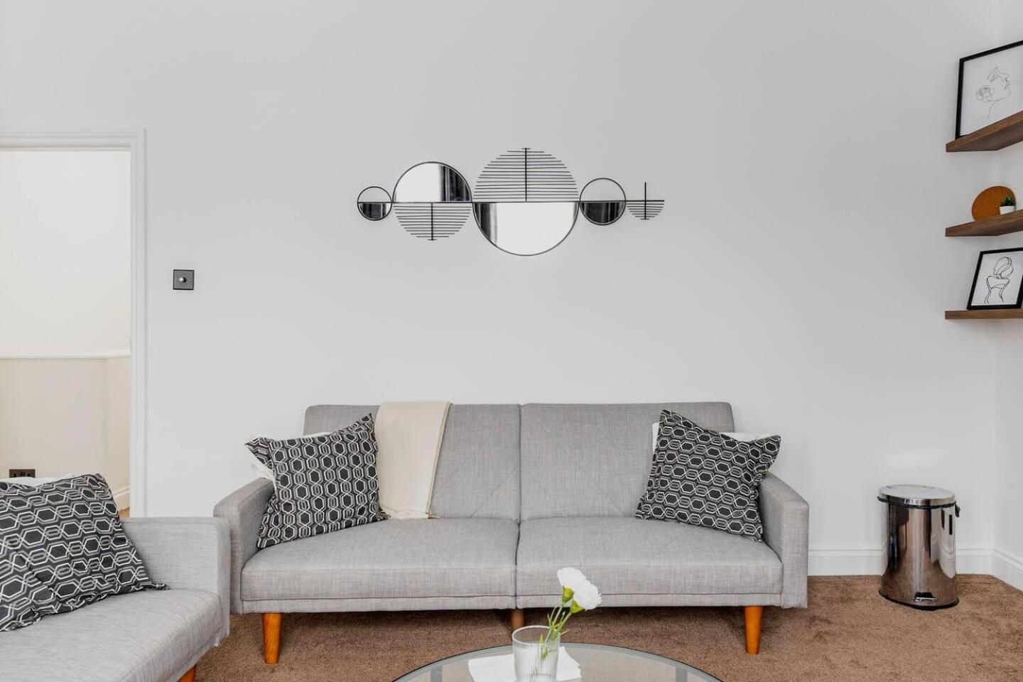 Apartment Charming 3-bed In London