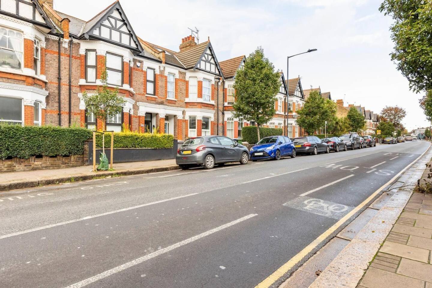 Apartment Charming 3-bed In London