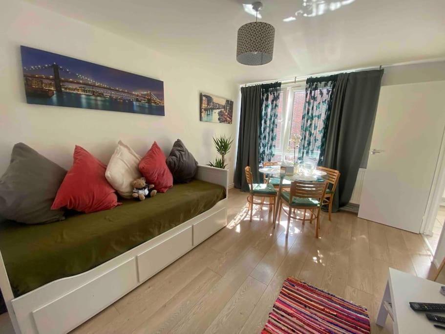 2/4people Archway/holloway * London
