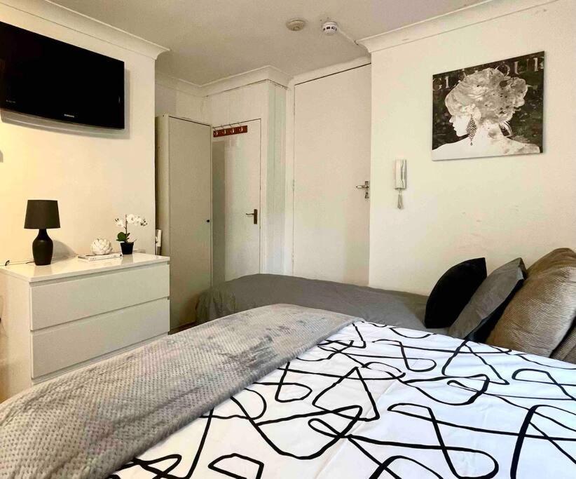 A Ground Floor Flat With Garden Apartment *