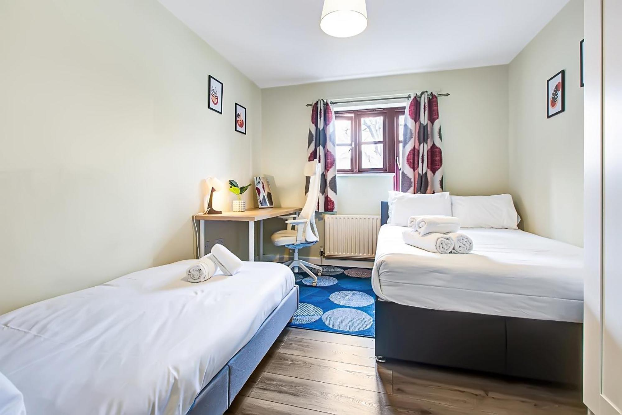 Spacious & Modern 2 Bed Sleeps 5 In Walthamstow London