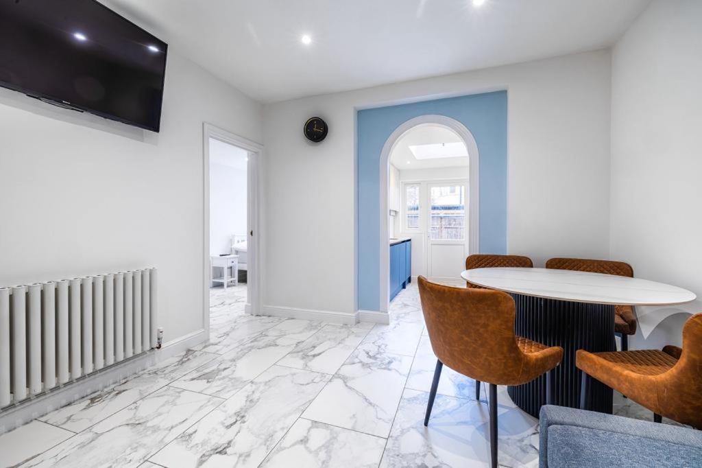 Luxurious 2 Bedroom Flat With Parking And Garden, 5 Mins Walk To Train Station And Bus Stop Opposite London