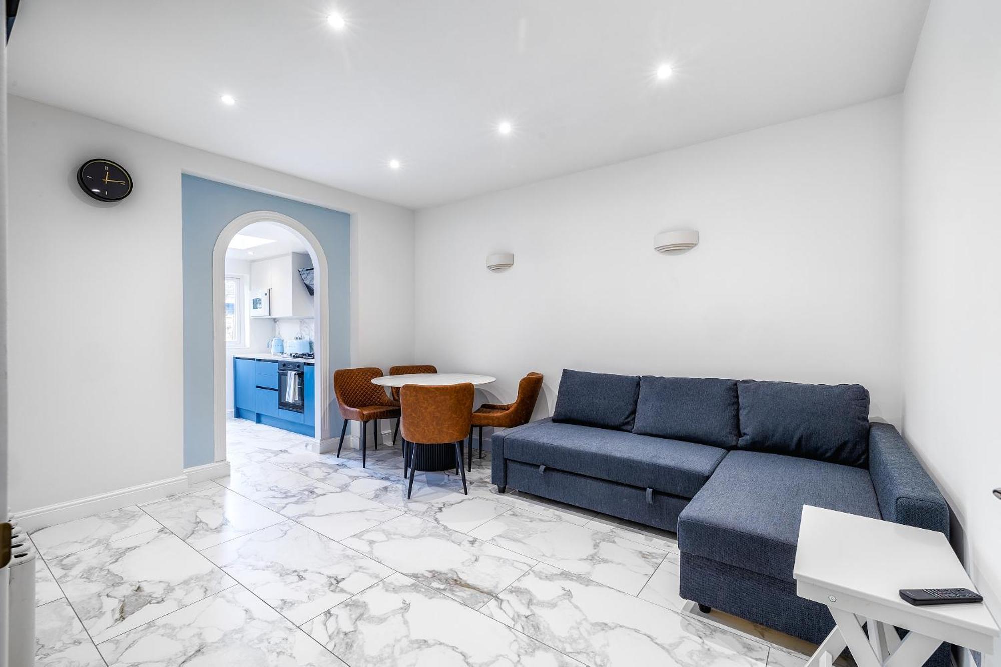 Luxurious 2 Bedroom Flat With Parking And Garden, 5 Mins Walk To Train Station And Bus Stop Opposite Apartment *