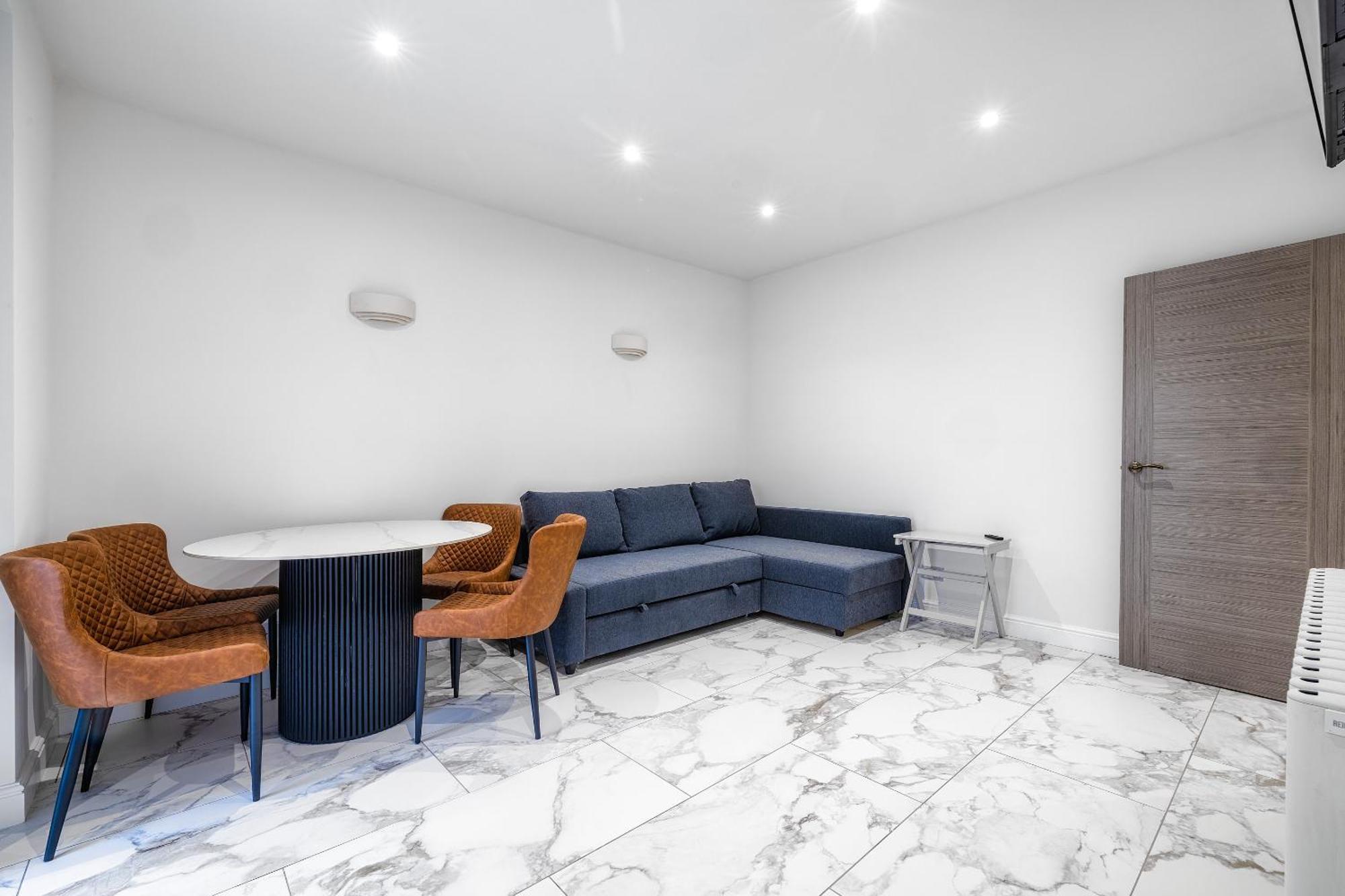 Apartment Luxurious 2 Bedroom Flat With Parking And Garden, 5 Mins Walk To Train Station And Bus Stop Opposite London