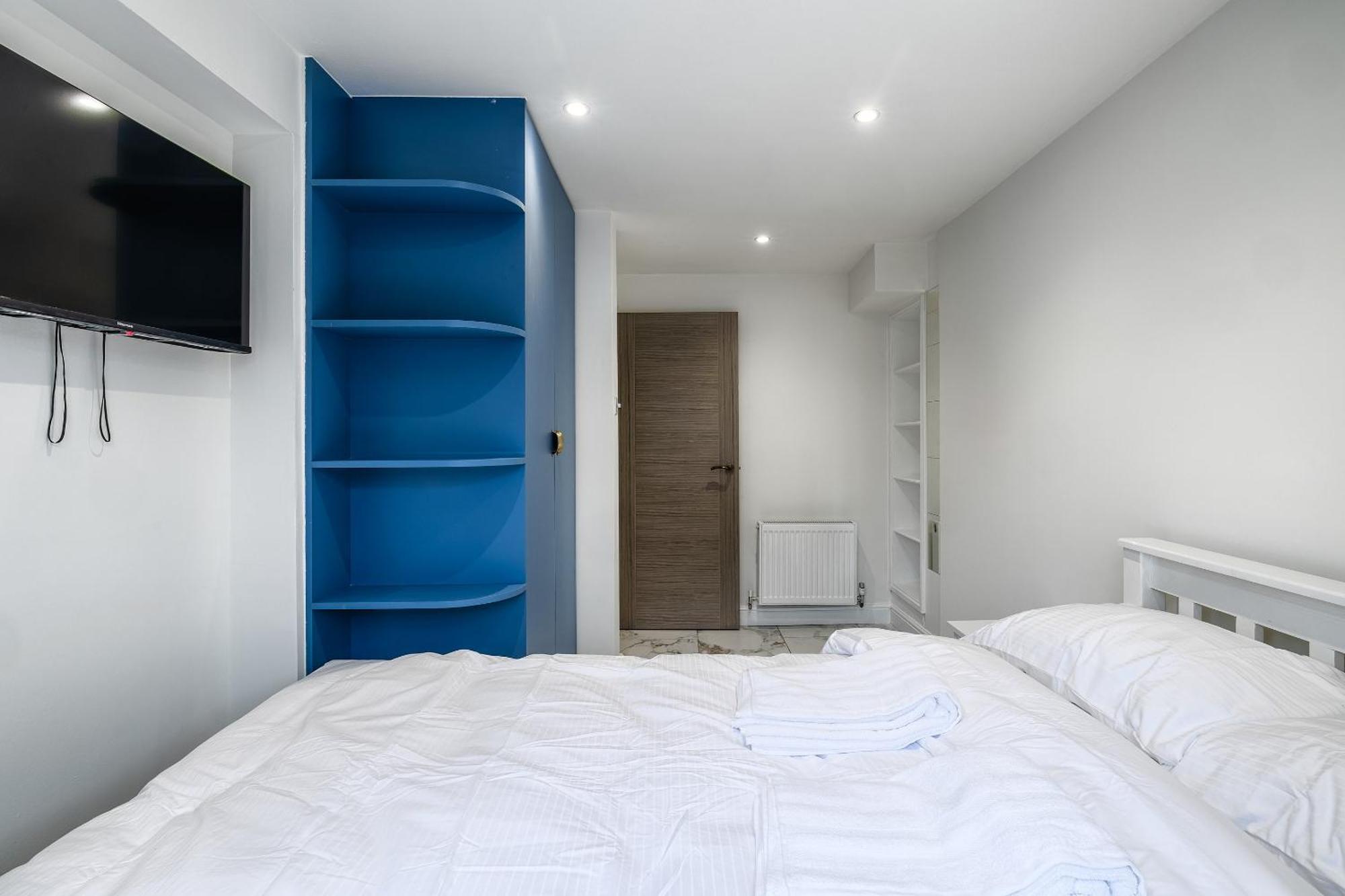 Luxurious 2 Bedroom Flat With Parking And Garden, 5 Mins Walk To Train Station And Bus Stop Opposite * London