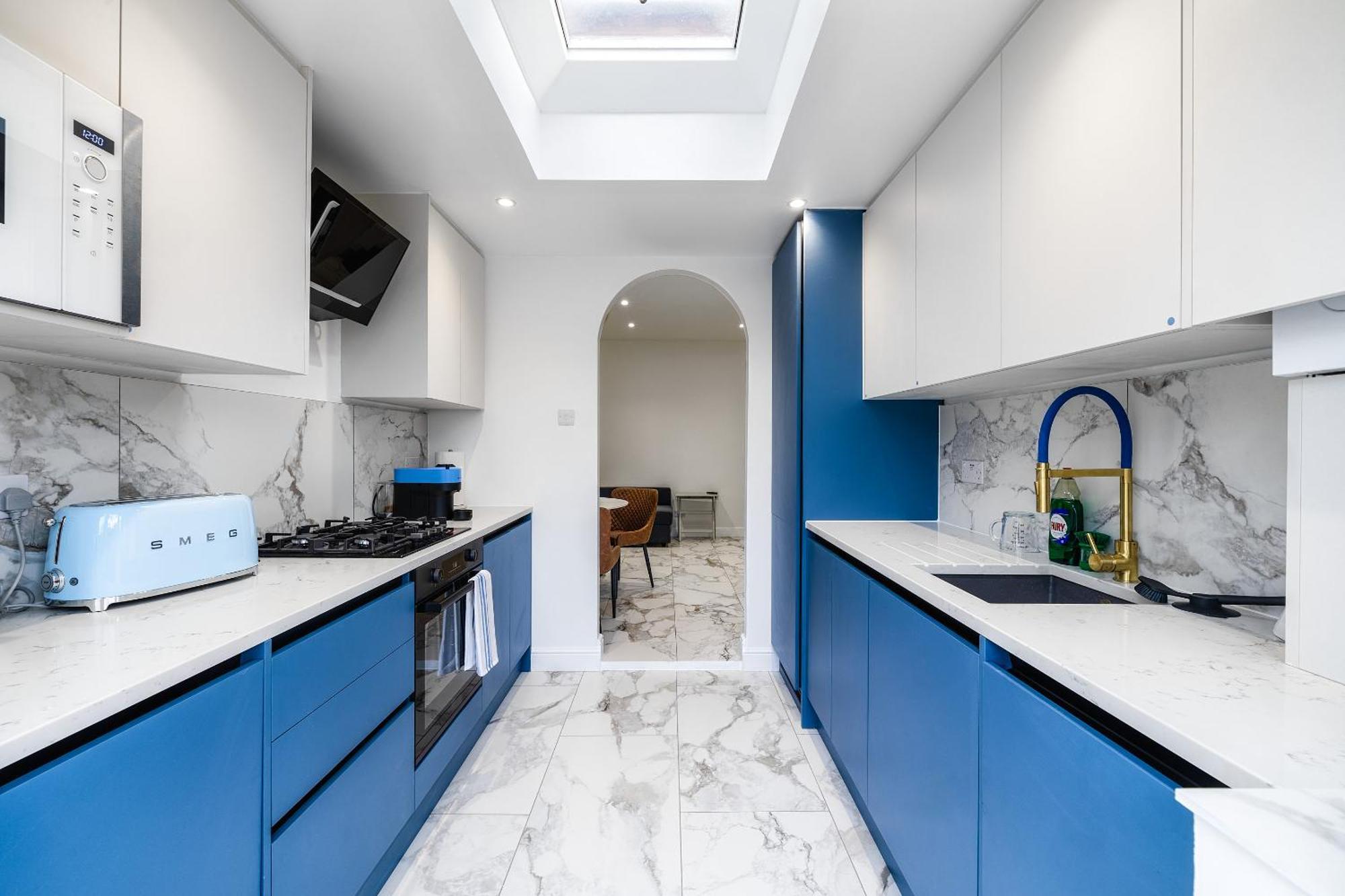 Luxurious 2 Bedroom Flat With Parking And Garden, 5 Mins Walk To Train Station And Bus Stop Opposite London