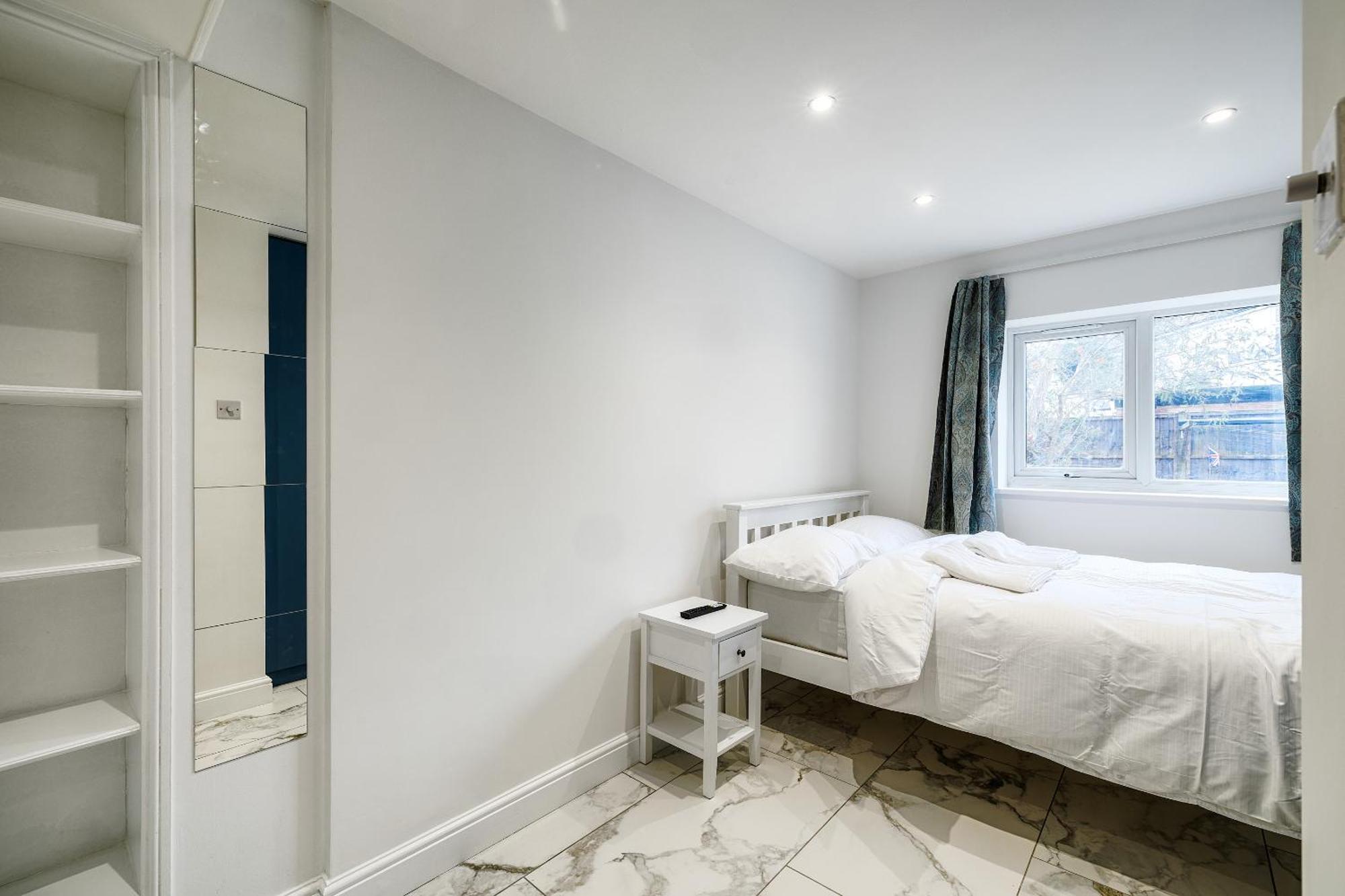 Luxurious 2 Bedroom Flat With Parking And Garden, 5 Mins Walk To Train Station And Bus Stop Opposite