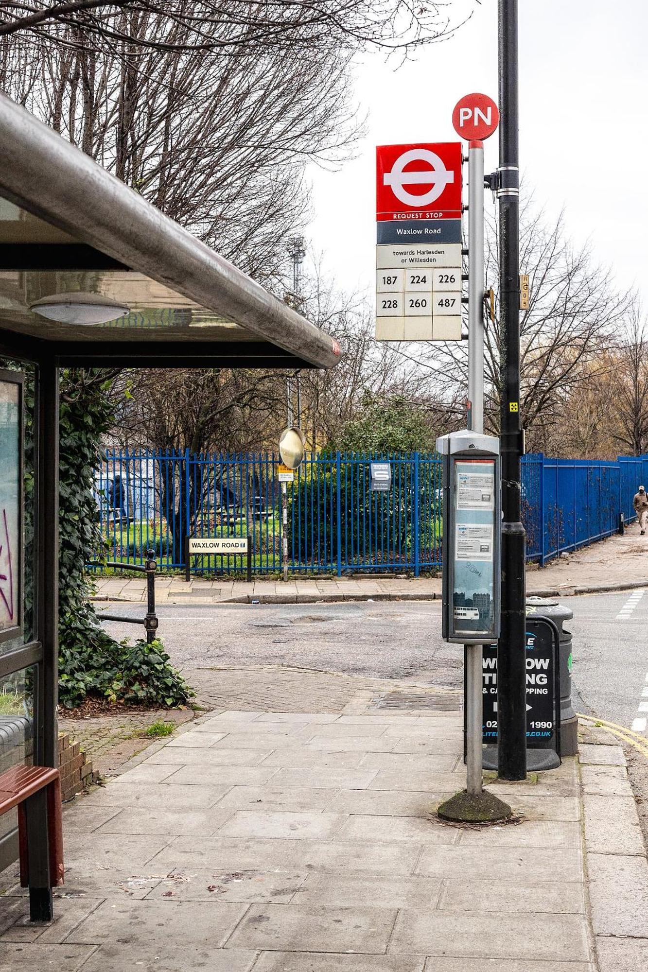 Luxurious 2 Bedroom Flat With Parking And Garden, 5 Mins Walk To Train Station And Bus Stop Opposite Apartment *