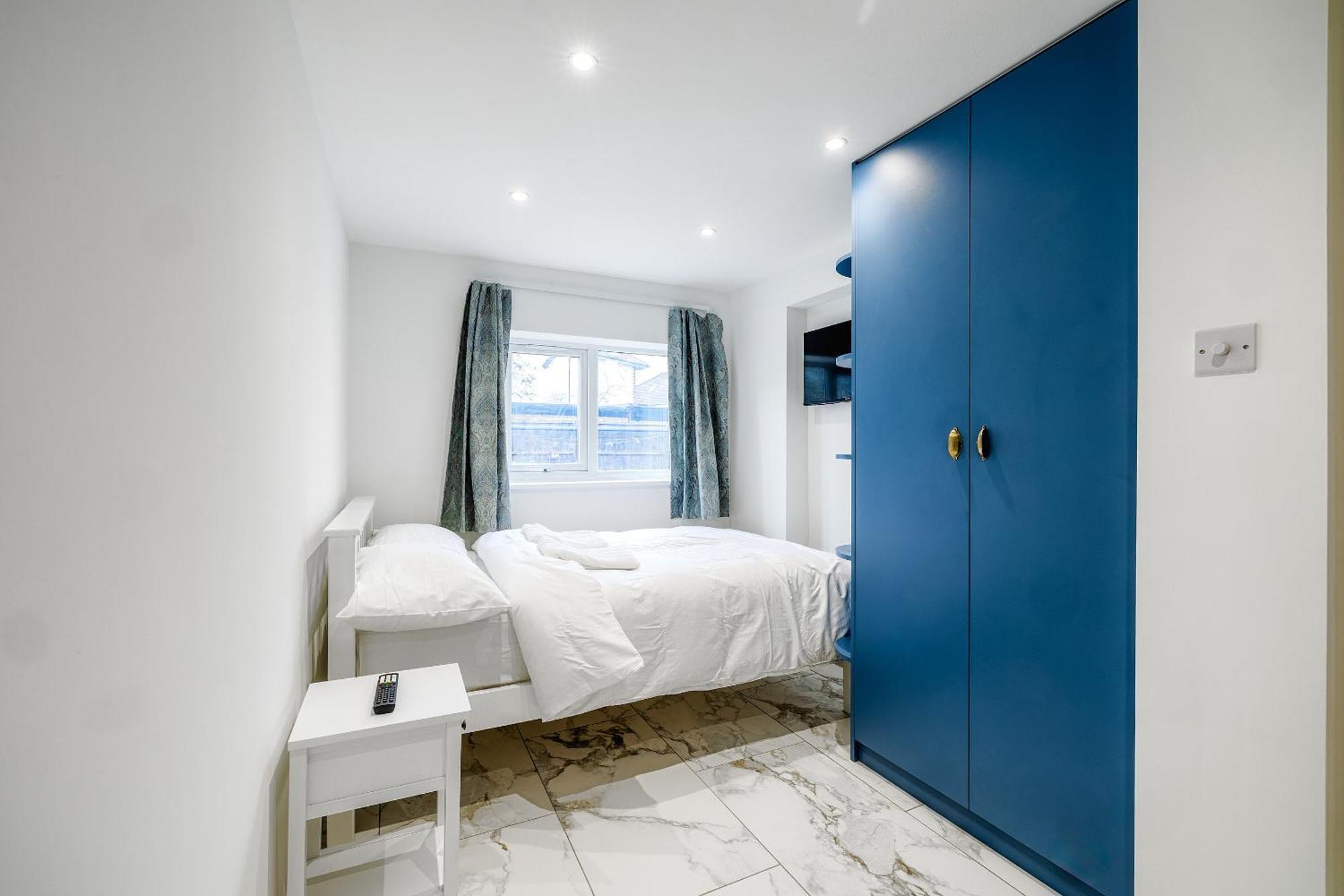 Apartment Luxurious 2 Bedroom Flat With Parking And Garden, 5 Mins Walk To Train Station And Bus Stop Opposite *