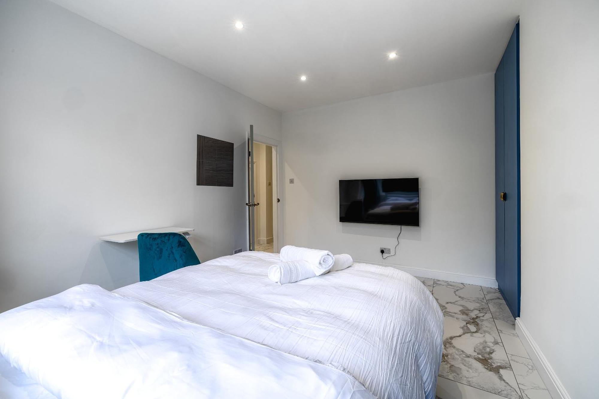 Luxurious 2 Bedroom Flat With Parking And Garden, 5 Mins Walk To Train Station And Bus Stop Opposite Apartment London