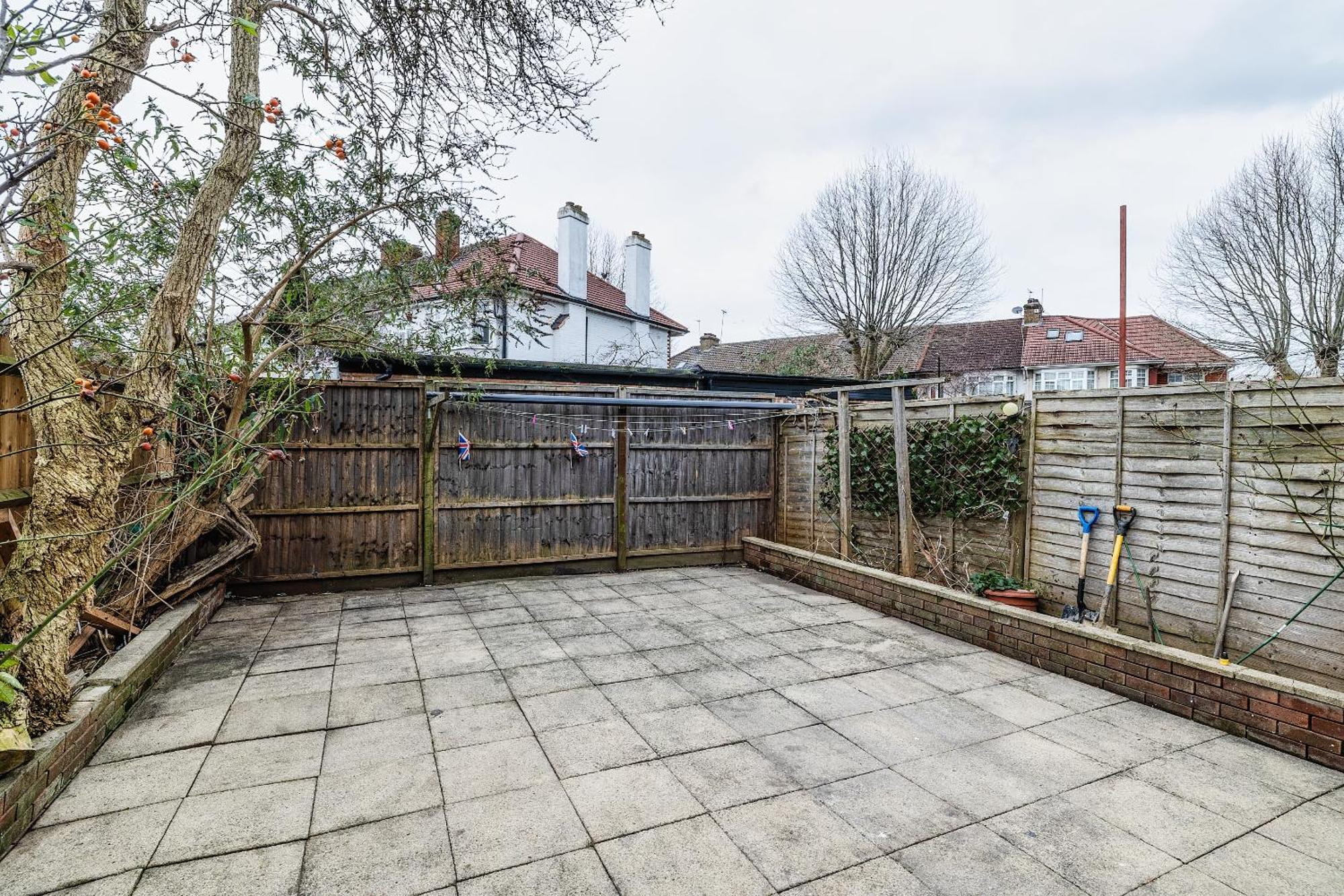 Apartment Luxurious 2 Bedroom Flat With Parking And Garden, 5 Mins Walk To Train Station And Bus Stop Opposite *
