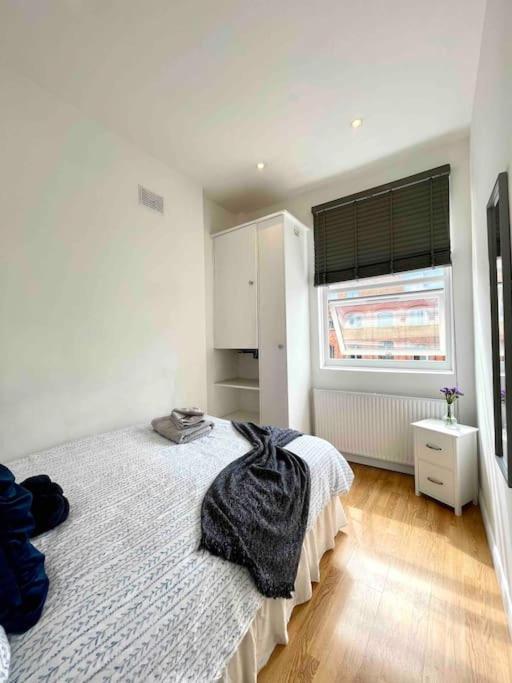 Apartment A Bright Two Double Bedroom Flat London