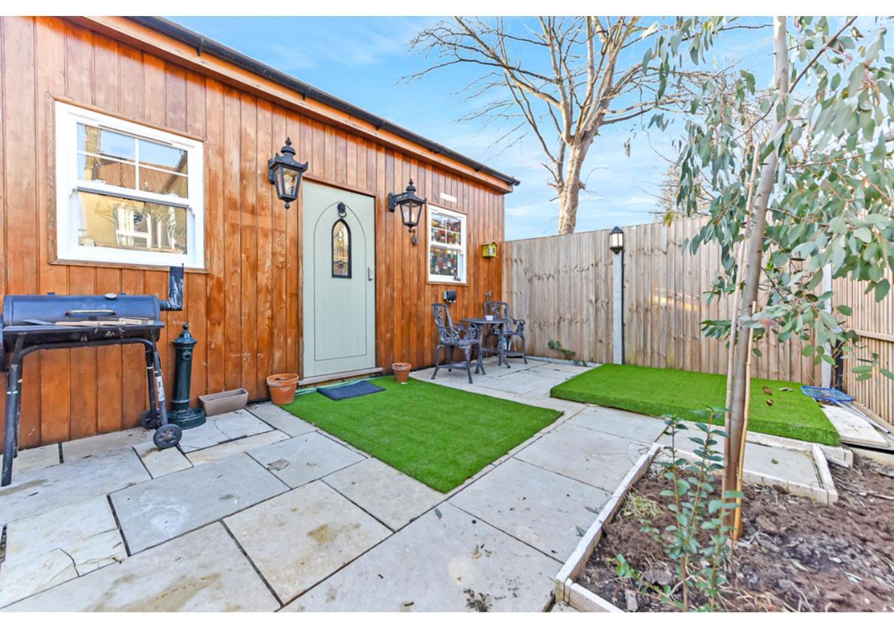 Appartement Charming Log Cabin With Hot Tub & Grill Londen