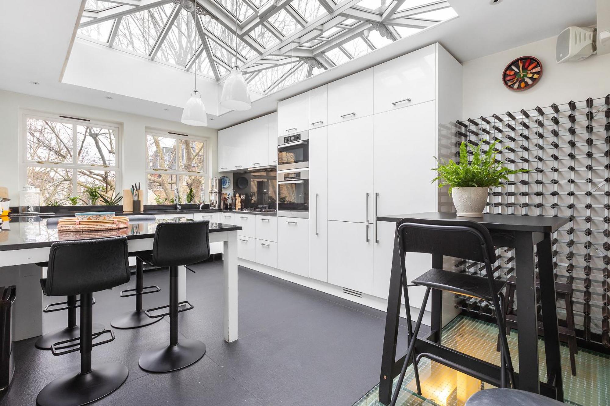 Luxurious In Kensington Apartment London