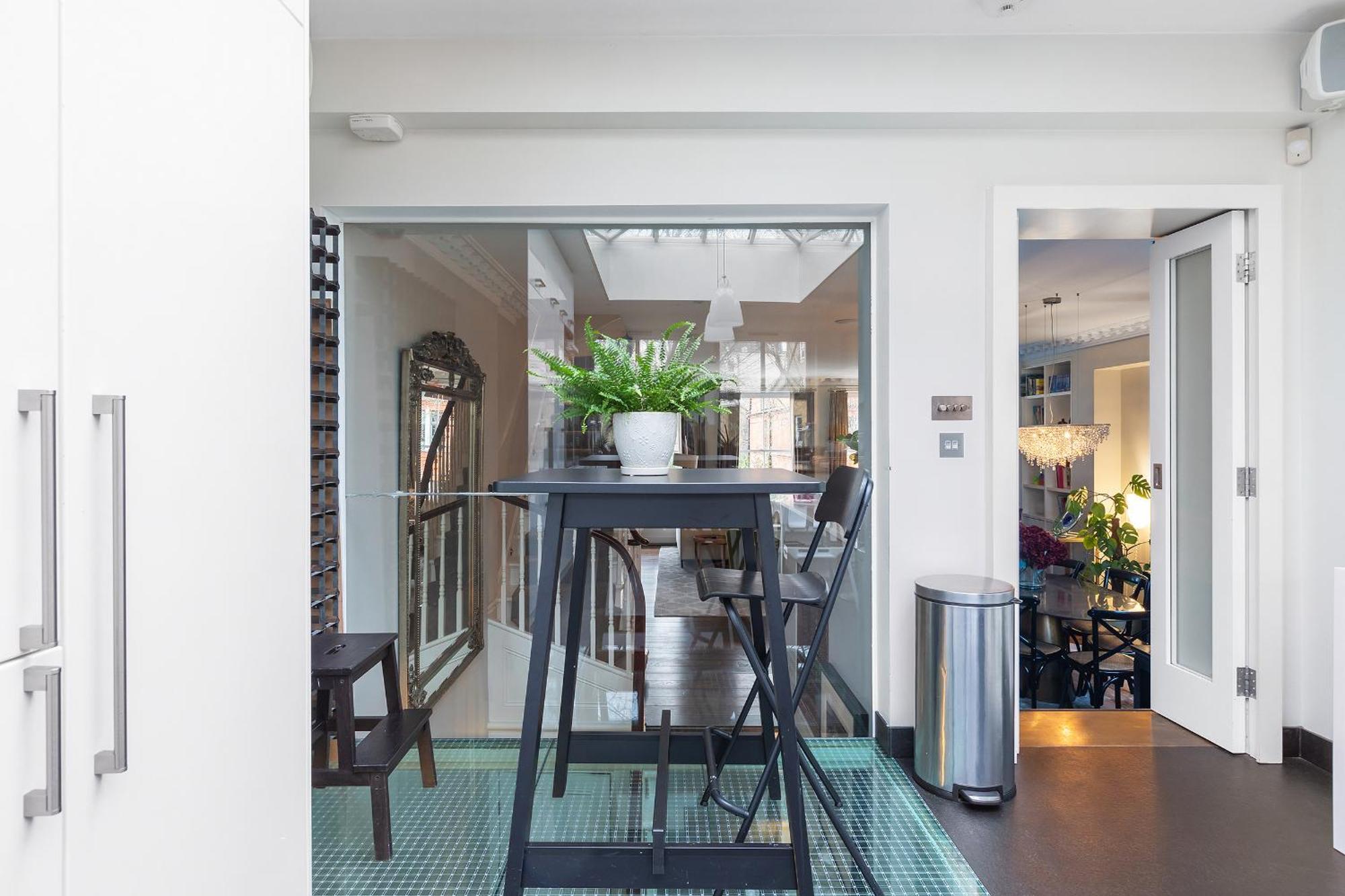 Luxurious In Kensington Apartment