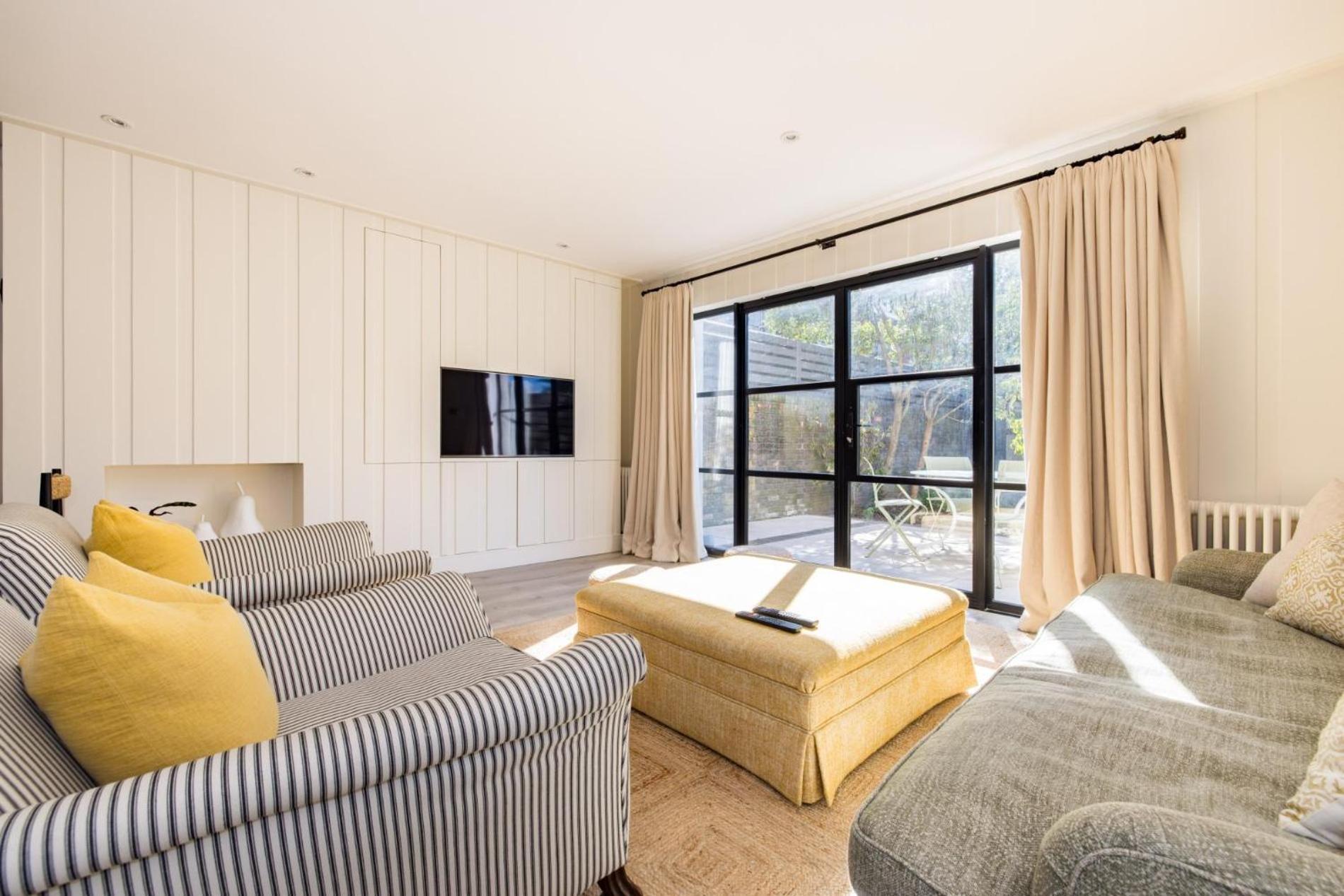 Apartment Battersea Set - 3 Bedroom With Garden