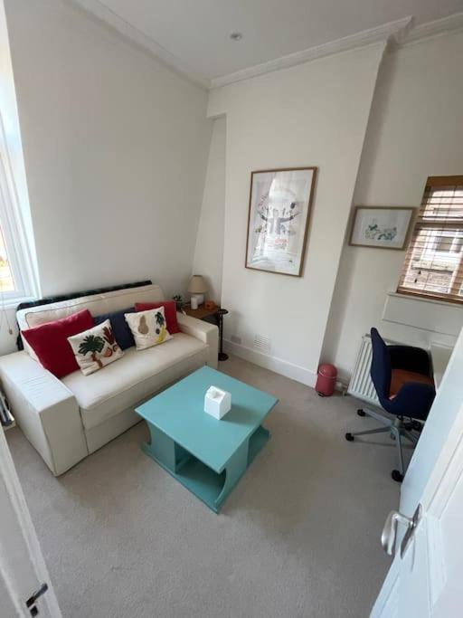 Beautiful 3 Bed In Leafy Hampstead Apartment