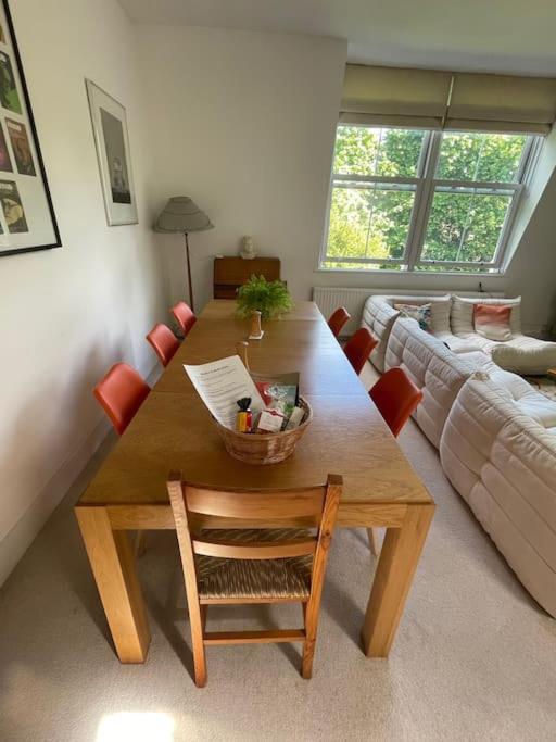 Beautiful 3 Bed In Leafy Hampstead Apartment
