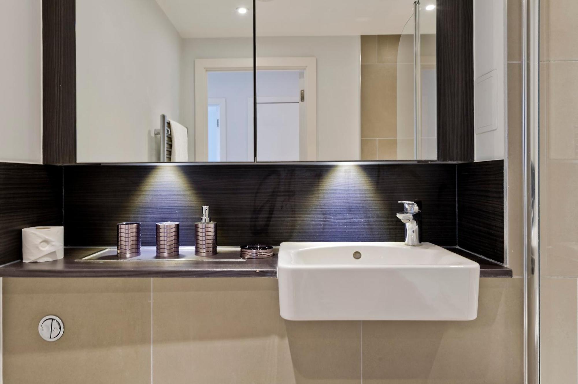 Apartment Spacious Flat Near South Bank By Underthedoormat