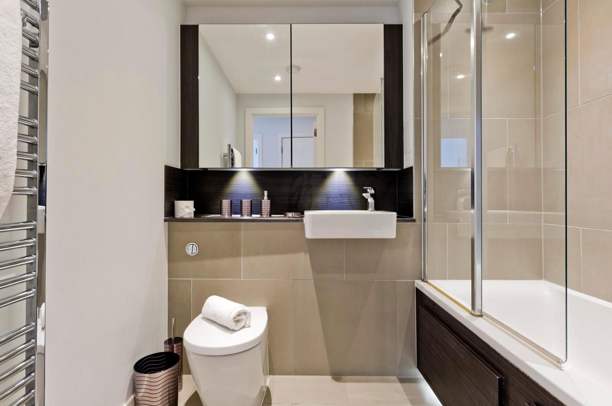 Spacious Flat Near South Bank By Underthedoormat Apartment