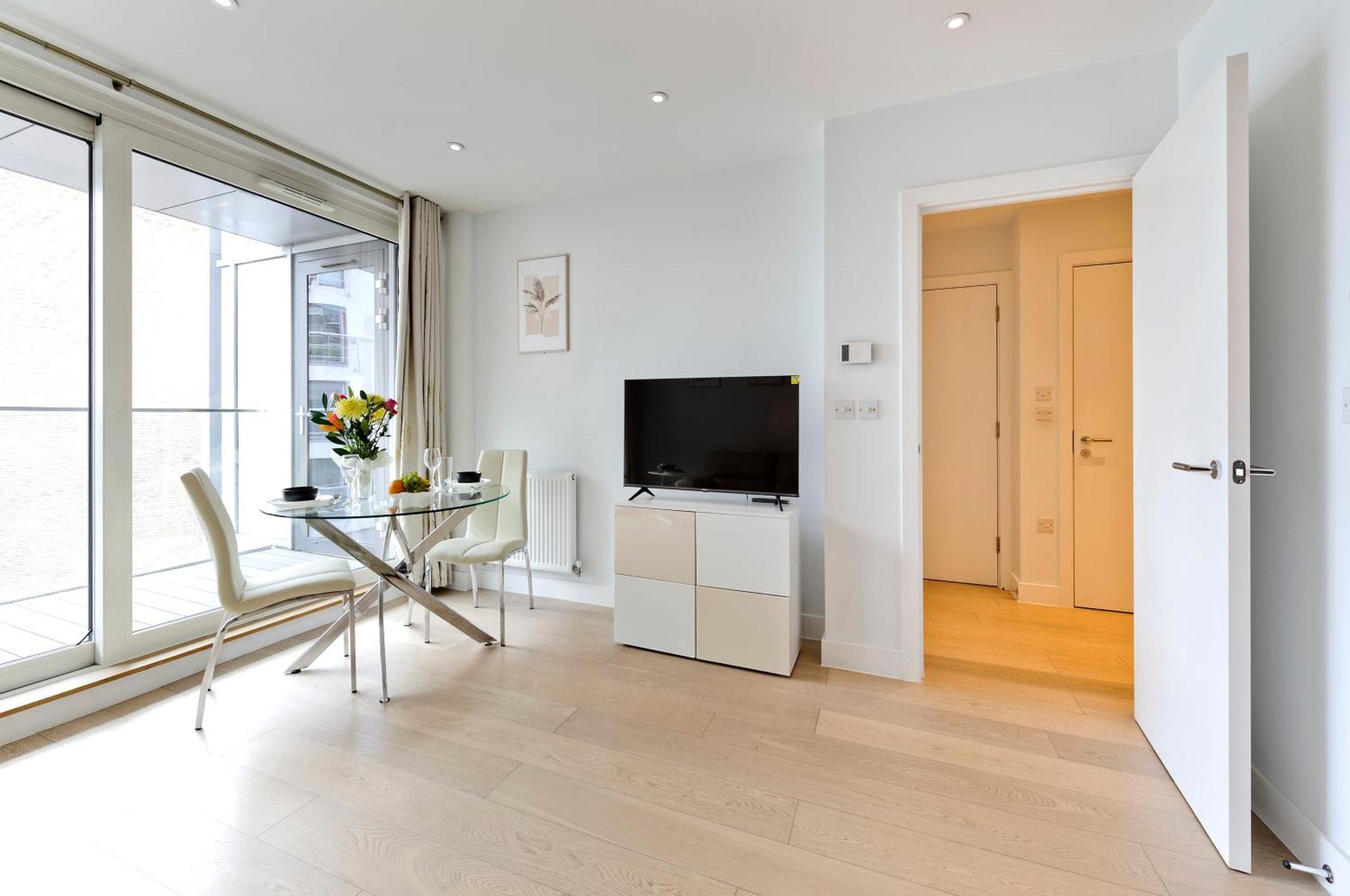 Spacious Flat Near South Bank By Underthedoormat * London