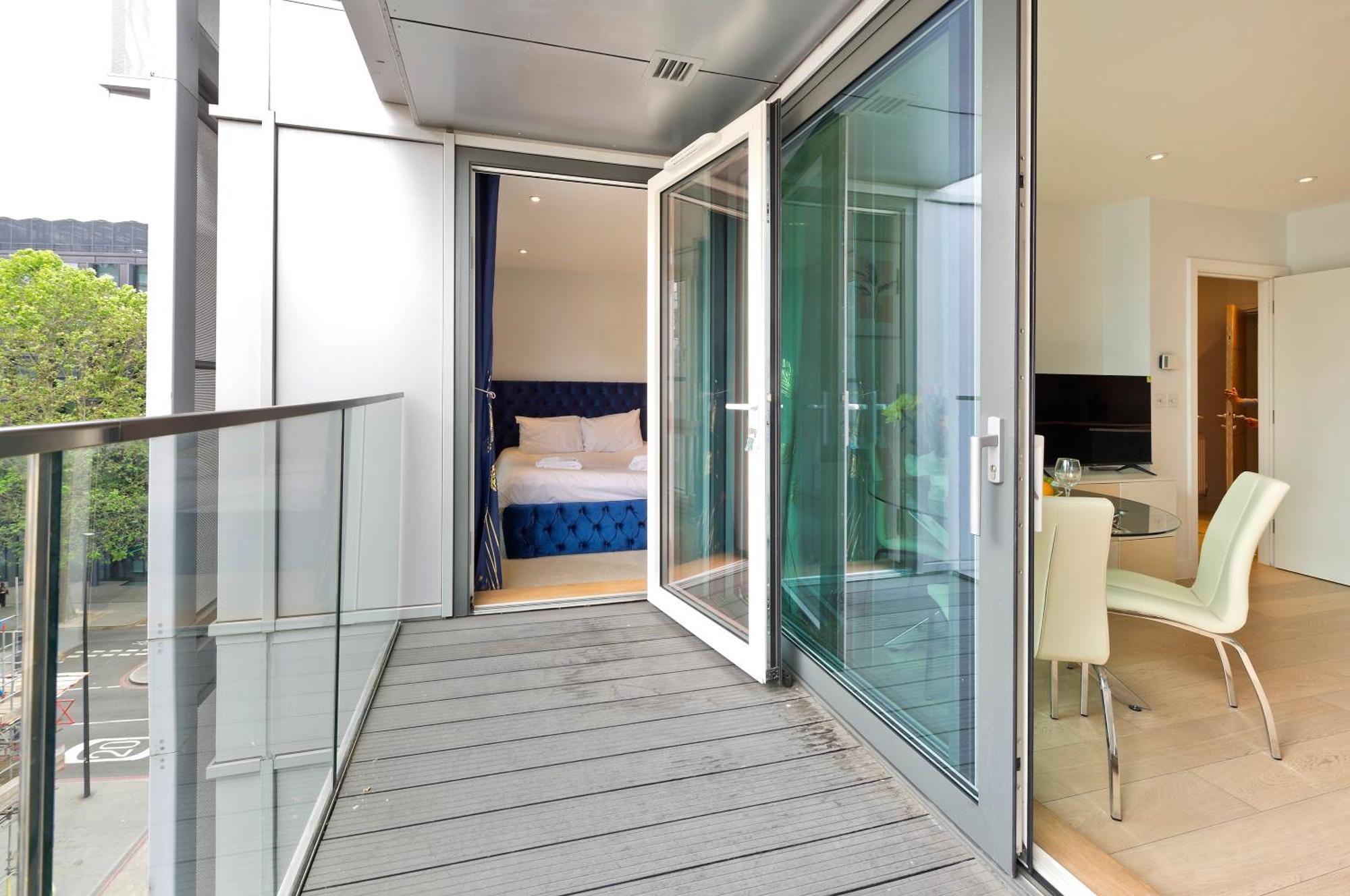 Spacious Flat Near South Bank By Underthedoormat *