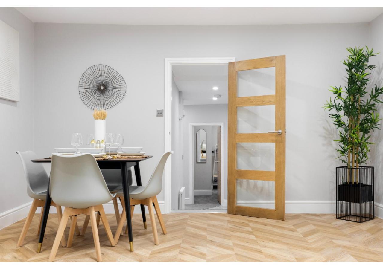 Conveniently Situated - Luxuriously Furnished! Apartment London