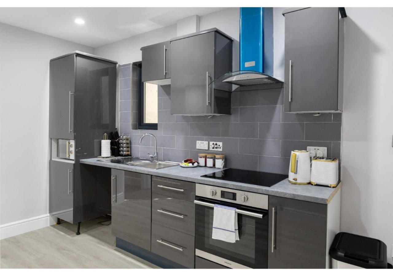 Conveniently Situated - Luxuriously Furnished! * London