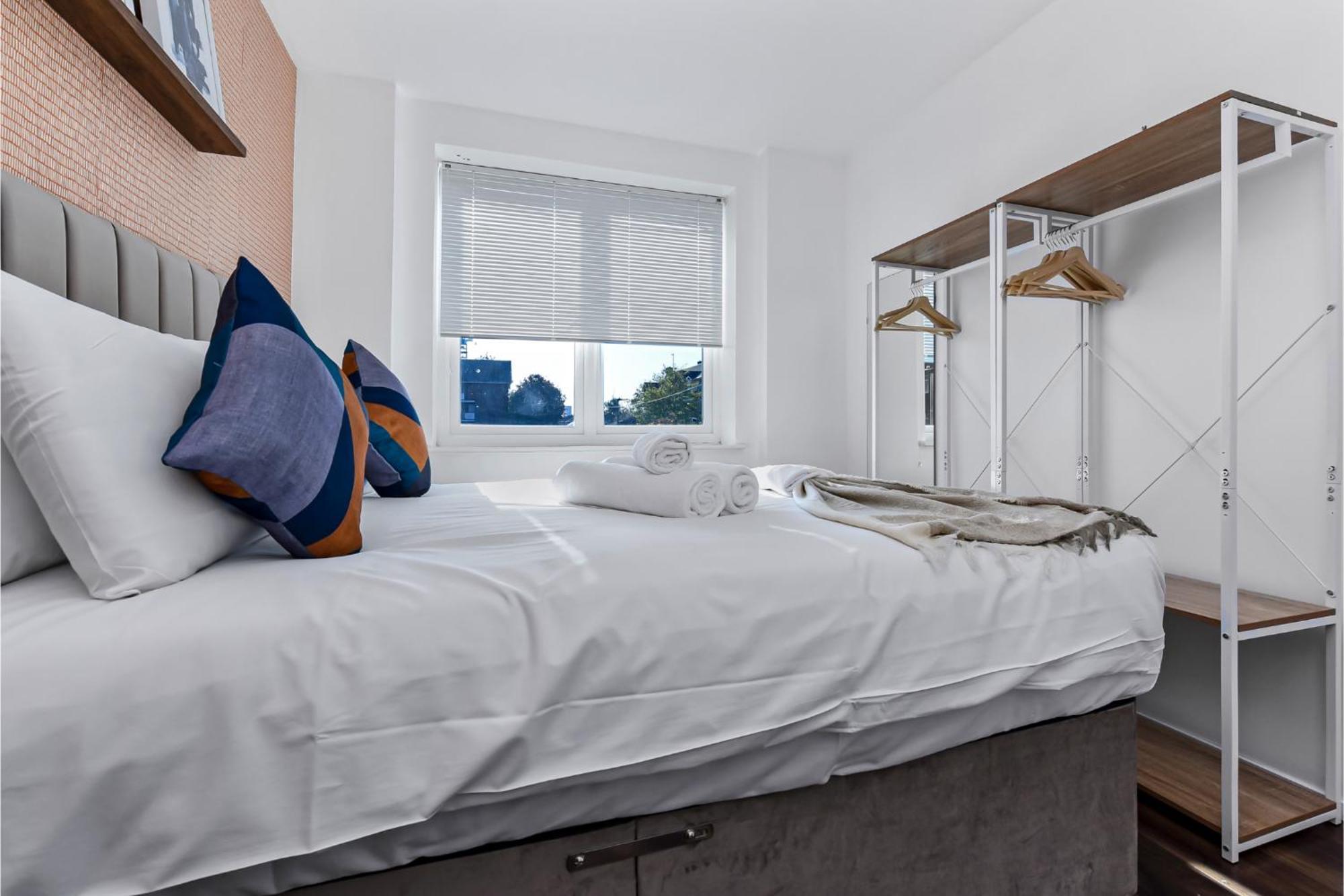 Charming And Modern 2 Bedroom Flat *
