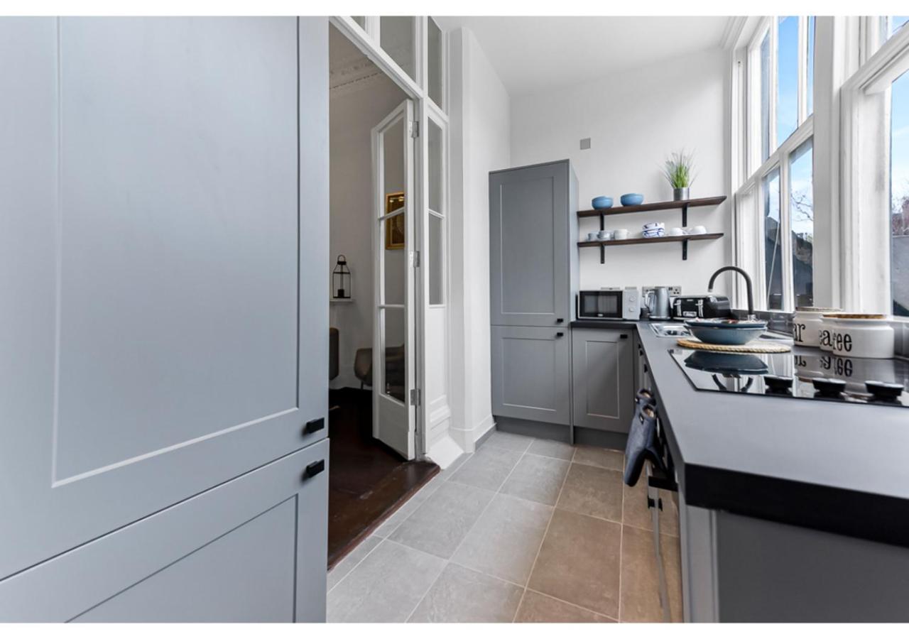 Upscale Urban Haven: Luxury Flat