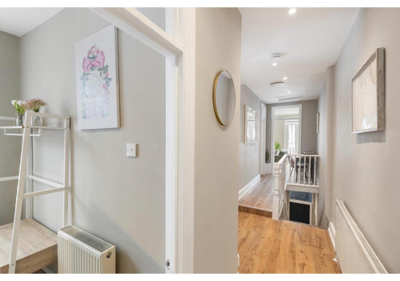 Chic & Radiant Retreat In Harringay Ladder London
