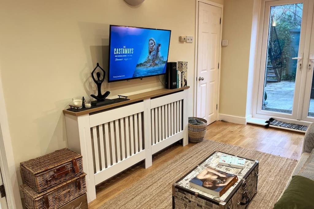 Chic, Relaxing Just 18 Mins Into The Apartment