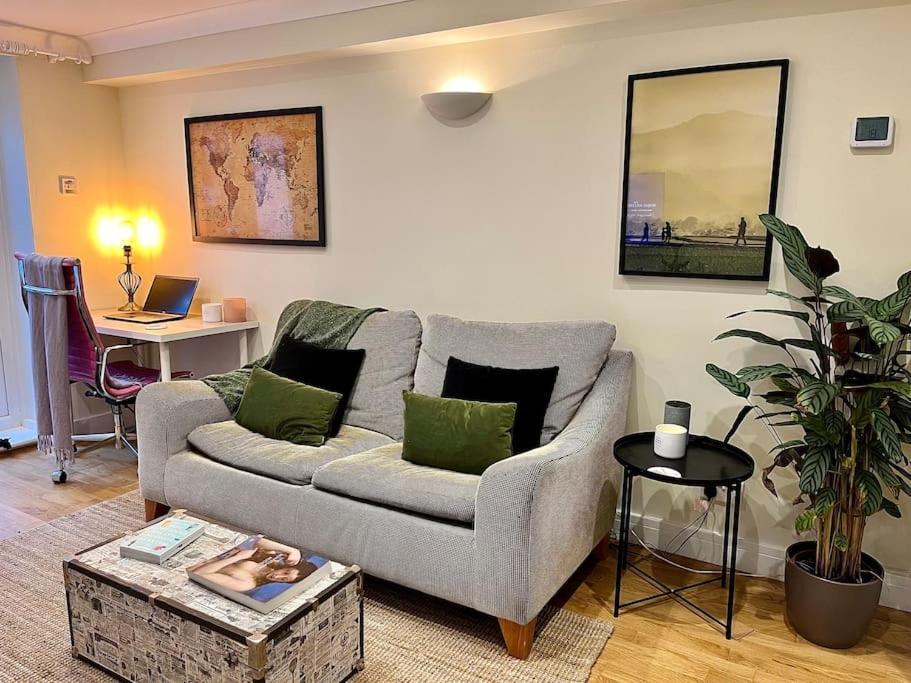 Chic, Relaxing Just 18 Mins Into The Apartment London