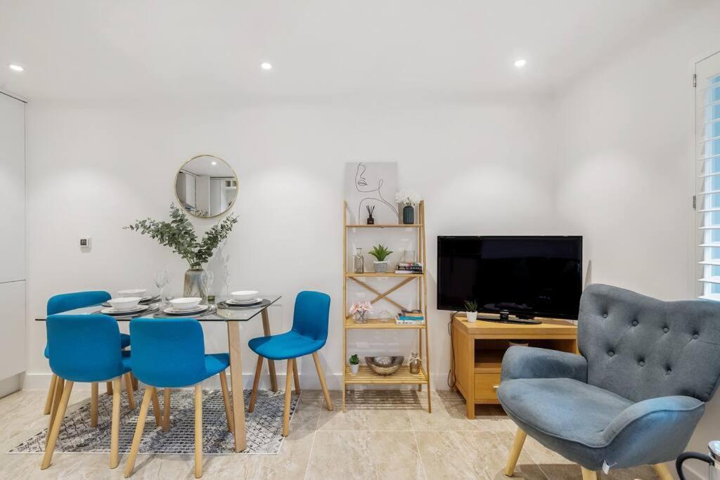 Stylish Contemporary 1 Bed Flat Near Bridge *