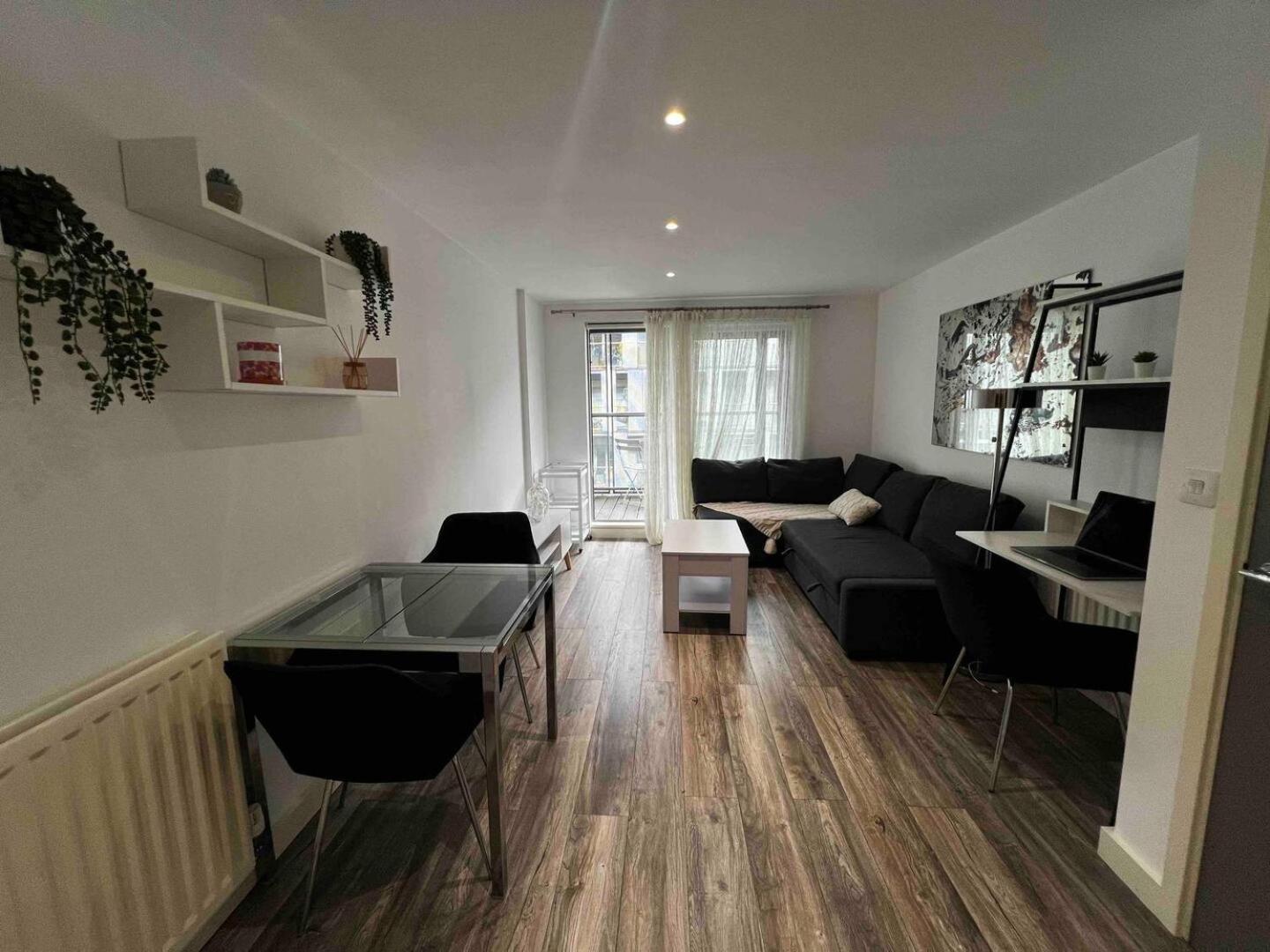 Stylish 1-bed Flat With Sofa-bed In Apartment *