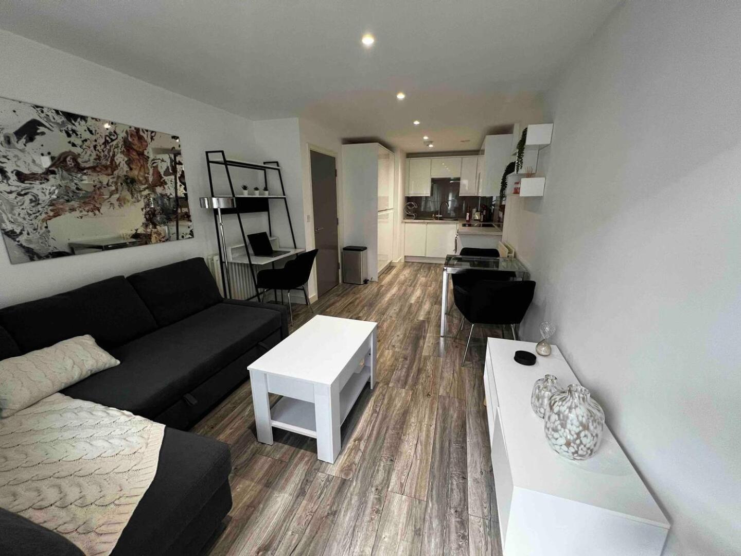 Stylish 1-bed Flat With Sofa-bed In London