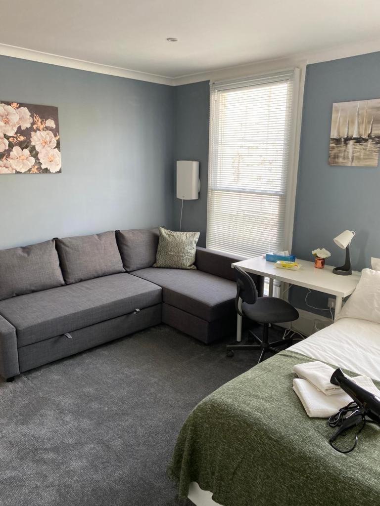 Comfy Private Bedrooms In Euston, Homestay *