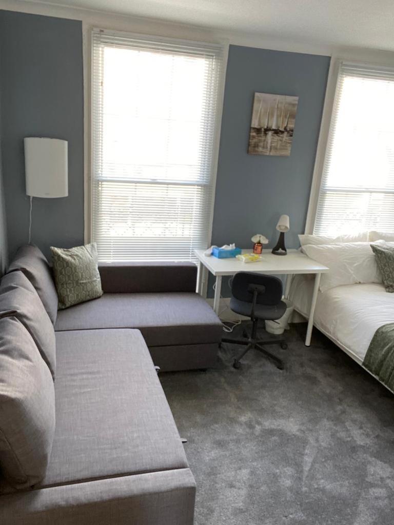 Comfy Private Bedrooms In Euston, Homestay *